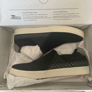 Earth Origins size 8.5 wide Black Suede Slip-ons